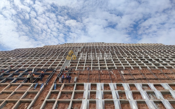 山體護(hù)坡錨桿做法