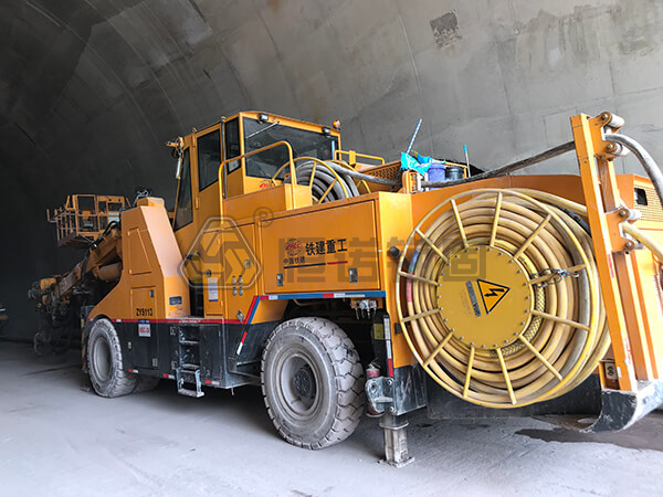 三臂鑿巖臺(tái)車 三臂鑿巖臺(tái)車