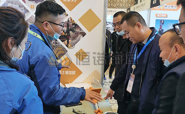 我司參展人員為客戶講解自鉆式錨桿產(chǎn)品知識(shí) 我司參展人員為客戶講解自鉆式錨桿產(chǎn)品知識(shí)