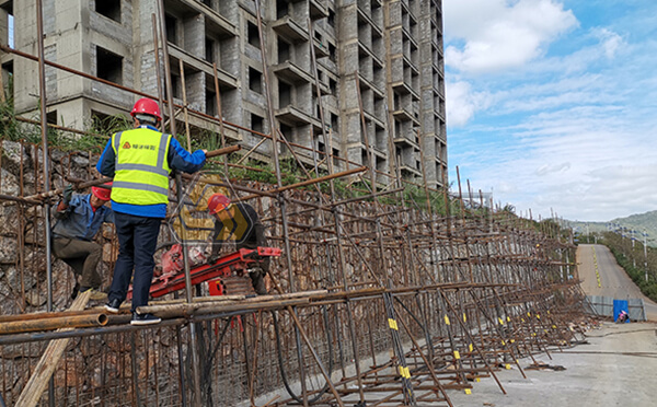 1655694425589446.jpg 邊坡打自進式錨桿方法