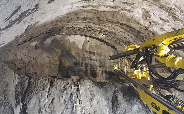 1656036960292819.jpg 巴東隧道-自鉆式管棚支護-1.jpg