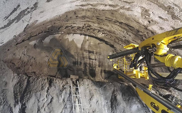 碎石堆積隧道 碎石堆積隧道